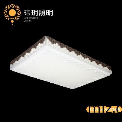 選擇(ze)吸(xi)頂燈(deng)的(de)光色需要(yao)配套空間的(de)風(fēng)格(ge)